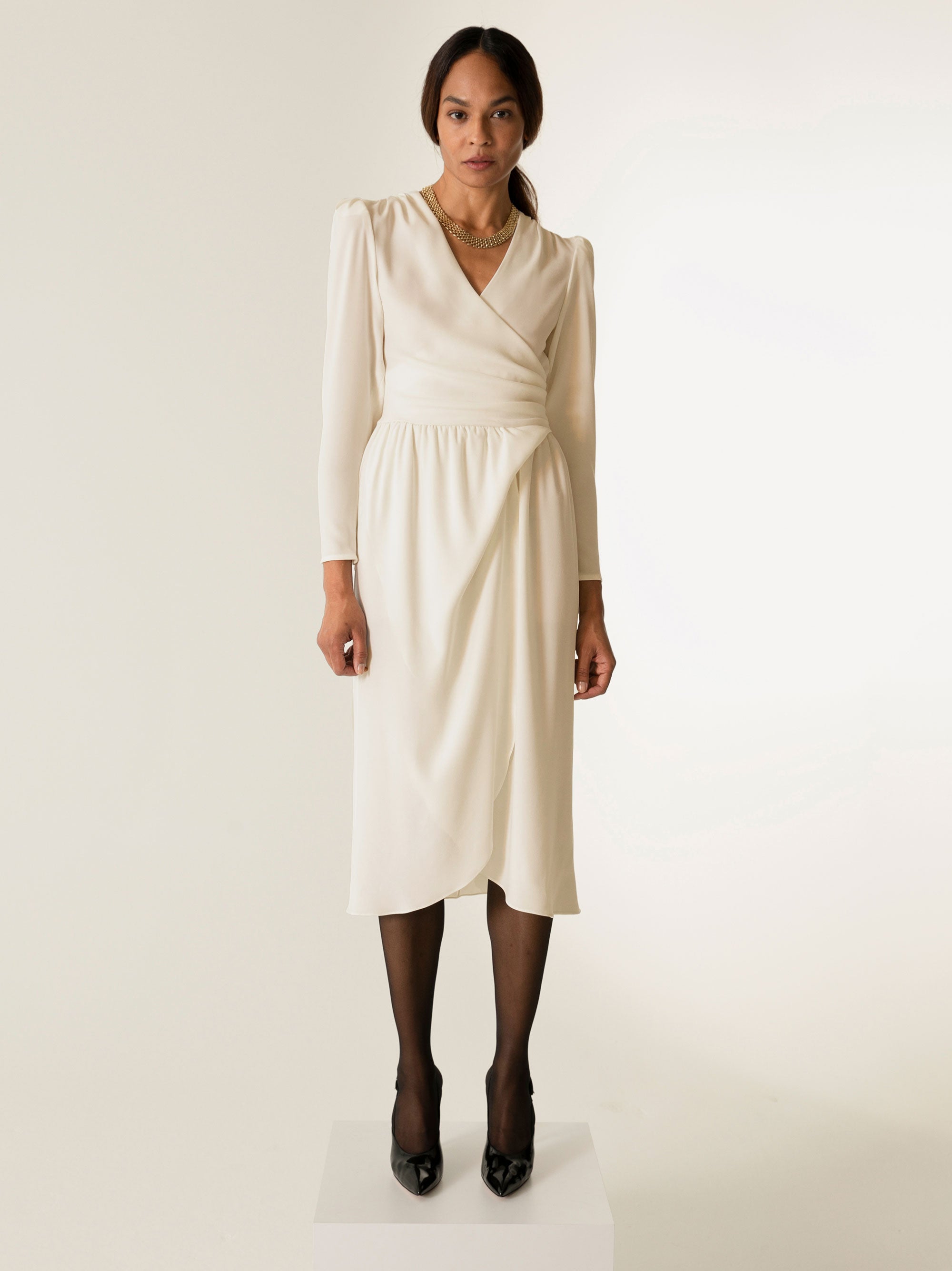 【2025年最新】大人気ブランドの人気アイテム  HERA-Wrap-Dress-Cream-Front. ワンピース